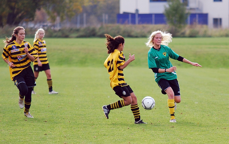 2010_1003_12.JPG - Södra tog ofta tillbaka bollen högt upp på plan
